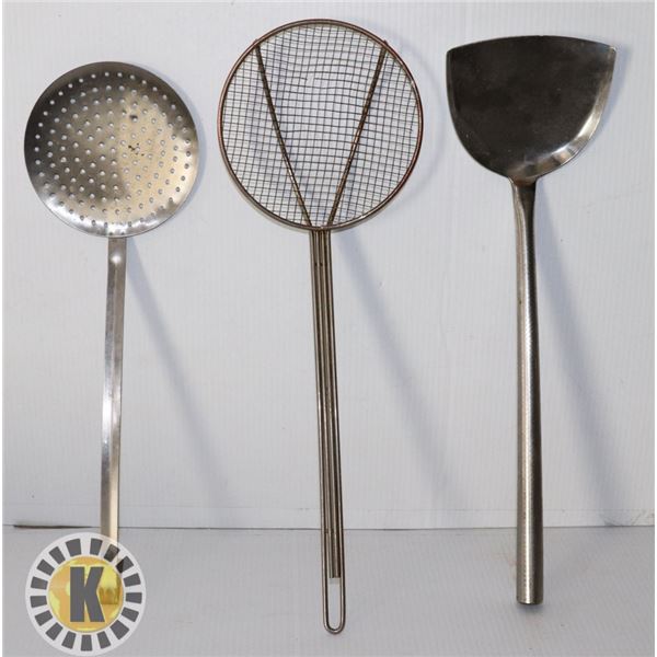 3 KITCHEN UTENSILS- SPATULA  AND STRAINERS