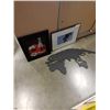 Image 1 : 2 SIGNED PICTURES AND METAL WALL ART