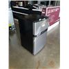 Image 2 : NEW OUT OF BOX INSIGNIA 2 DOOR COMPACT REFRIDGERATOR - STAINLESS, 2 DOOR, UPPER FREEZER - GUARANTEED