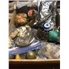 Image 1 : Box of assorted estate jewellery & accessories