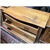 Image 3 : Canadiana bow front oak 3 drawer dresser