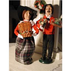 Byers Choice Caroler - a man and woman holding #1940812