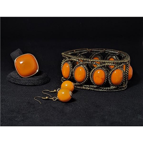 17)  SUITE OF ORANGE BRACELET, DROP EARRINGS
