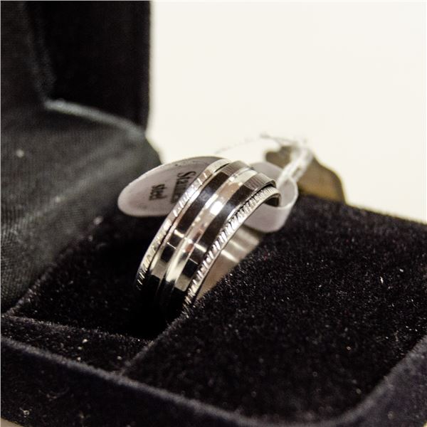 NEW STAINLESS STEEL RING SIZE 9, IN CLEAR CASE