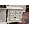 Image 6 : 3PC BEDROOM SET, INCLUDES BED, NIGHTSTAND &