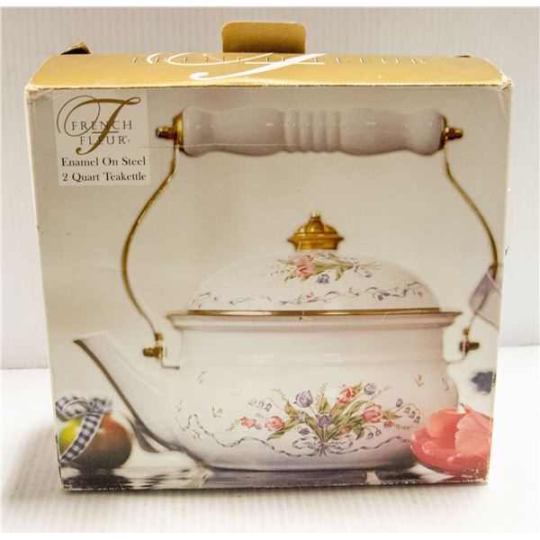 VINTAGE FRENCH FLEUR 2 QUART KETTLE