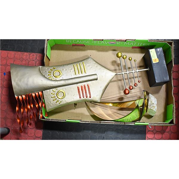 2 DECORATIVE METAL PIECES