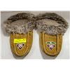 Image 1 : MENS FRINGED SIZE 11 MOCCASINS FUR & BEADED