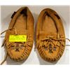 Image 1 : LAURENTIAN CHIEF SIZE 7 BEADED MOCCASINS