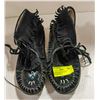 Image 1 : LADIES BLACK GRIZZLEEZ MOCCASINS SIZE 6