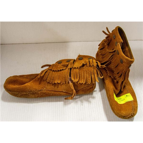 LADIES SIZE 8 ZIP FRINGE MOCCASINS TAN