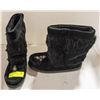 Image 1 : LADIES MANITOBAH MUKLUKS BLACK SIZE 7