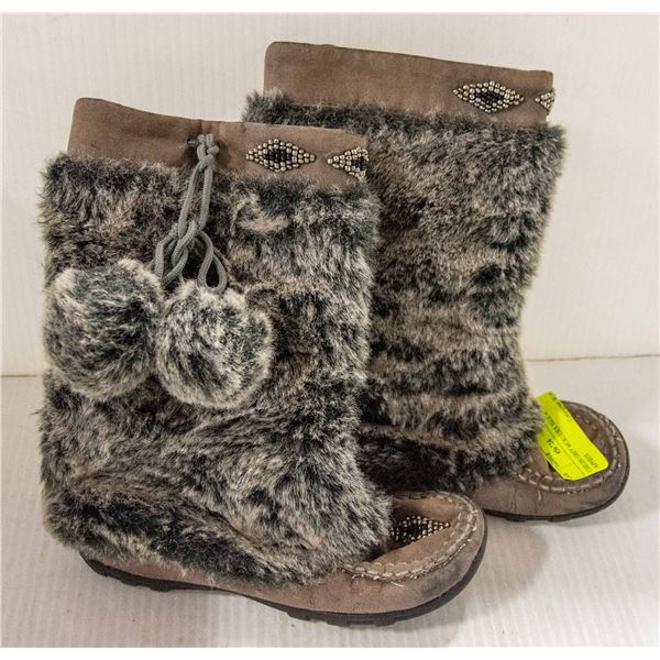 CHILDS GREY MUKLUKS SIZE 4 APPROX