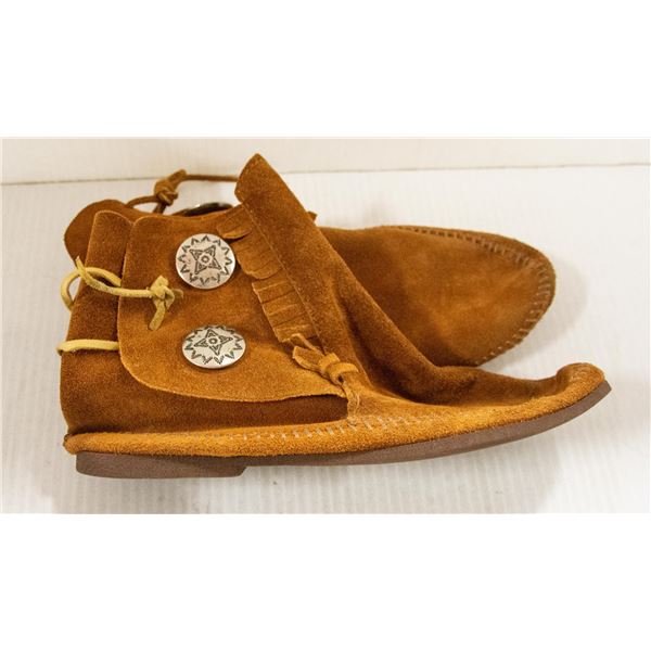 LADIES CONCH FRINGE MOCASSINS SIZE 7