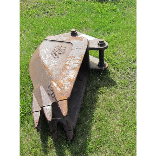 18" TOOTH BACK HOE BUCKET