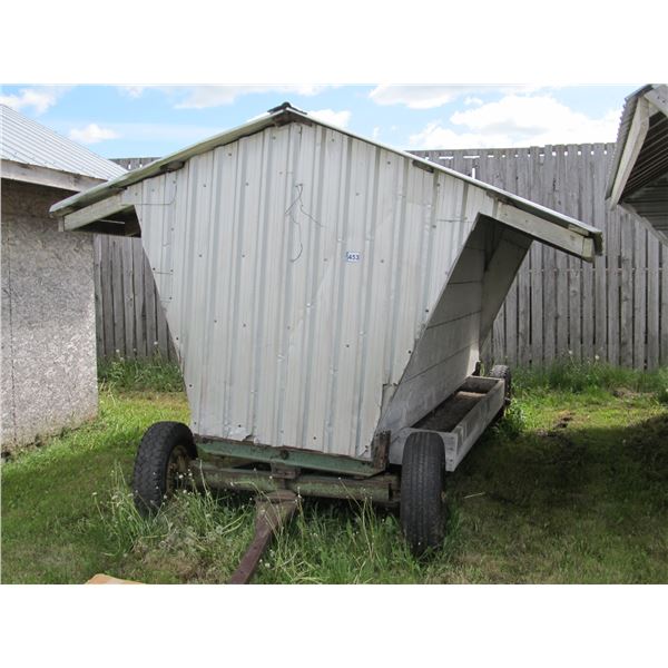 CREEP FEEDER ON JOHN DEERE RUBBER TIRED WAGON