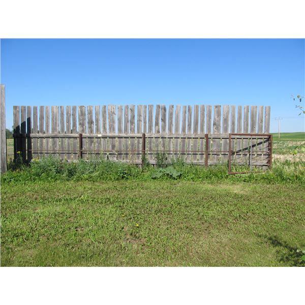 32' FREE STANDING WINDBREAK WITH 6' GATE