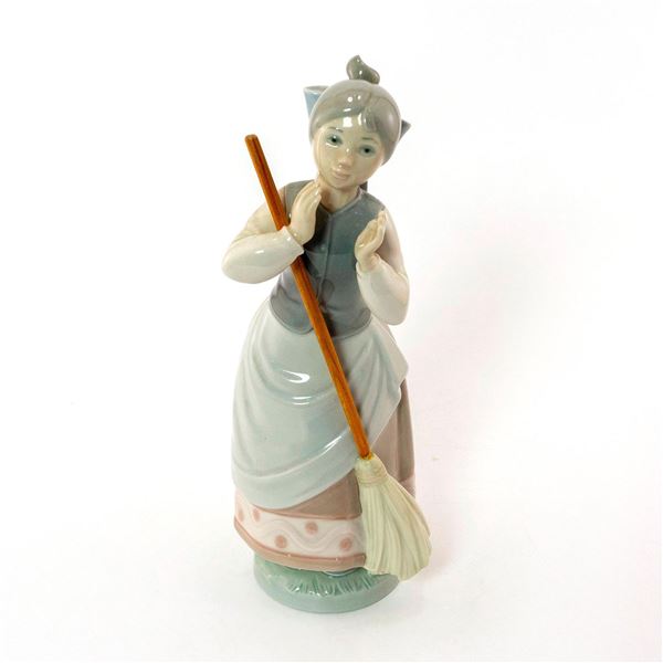 Clean Sweep 1005025 - Lladro Porcelain Figurine