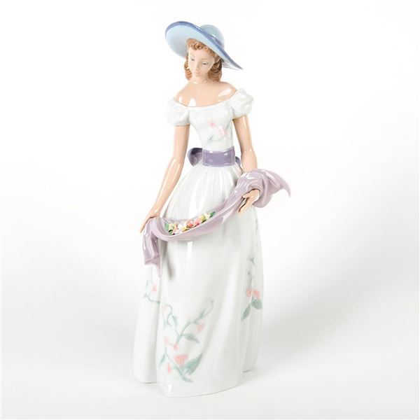Fragrances + Colors 1006866 - Lladro Porcelain Figurine