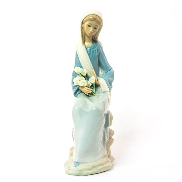 Girl With Lilies Sitting 1004972 - Lladro Porcelain Figurine