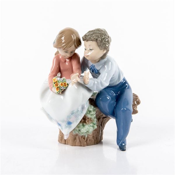 Just a Little Kiss 1005701 - Lladro Porcelain Figurine
