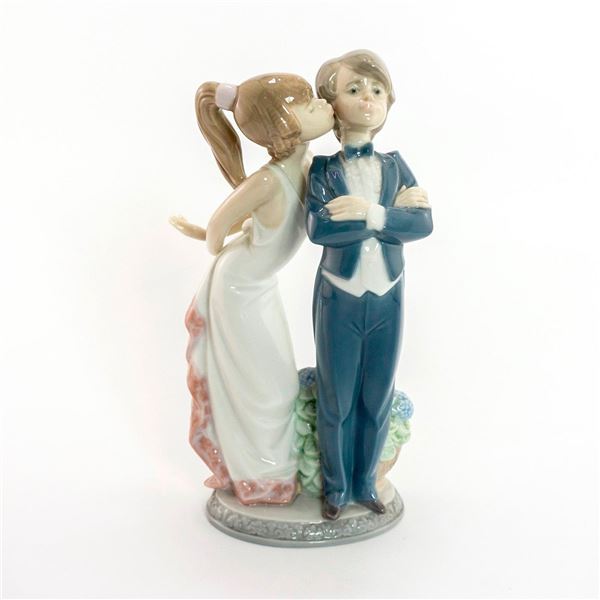 Let's Make Up 1005555 - Lladro Porcelain Figurine