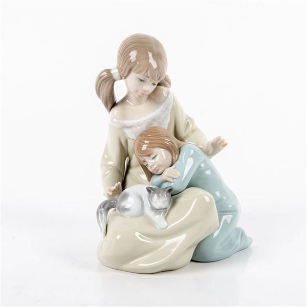 Little Sister 1001534 - Lladro Porcelain Figurine