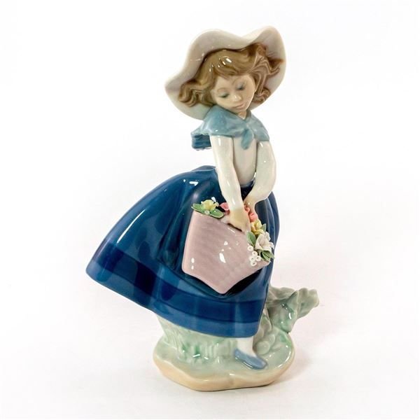 Pretty Pickings 01005222 - Lladro Porcelain Figurine