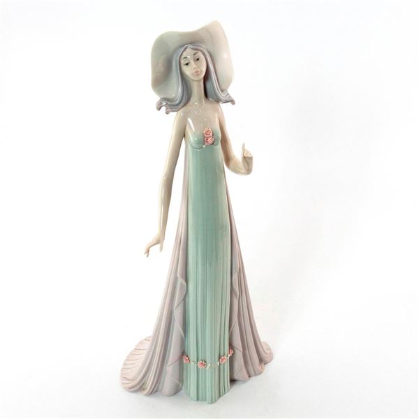 The Debutante 01001431 - Lladro Porcelain Figurine