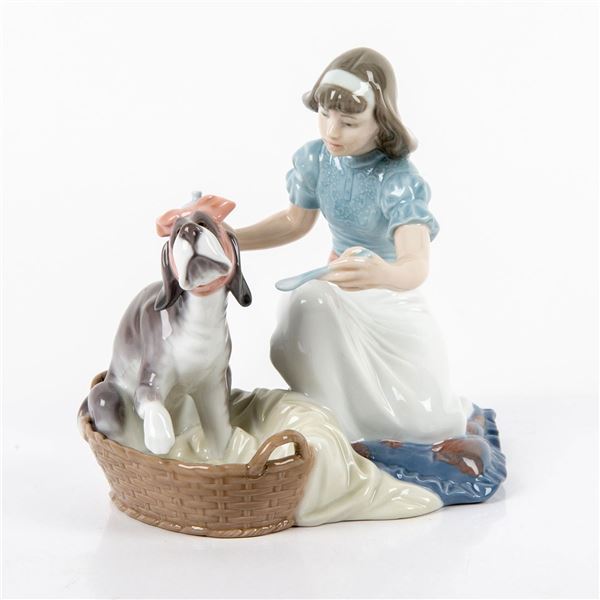 Take Your Medicine 1005921 - Lladro Porcelain Figurine