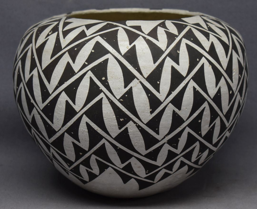 ACOMA INDIAN POTTERY OLLA ( R. TORIVIO)