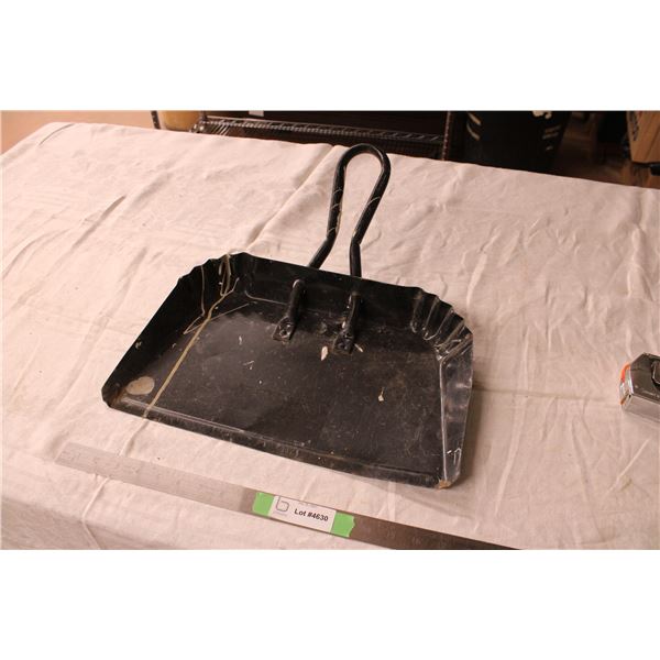 Oversized Tin Dust Pan 16.5" x 10"