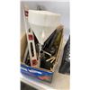 Image 2 : BOX OF TOOLS, HOPPER SPRAY GUN, LEVELS, STEP