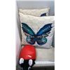 Image 2 : LOT OF THROW PILLOWS AND SUPPORT CUSHION