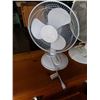 Image 2 : 2 WHITE TABLE FANS