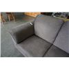Image 3 : UPHOLSTERED LOVESEAT