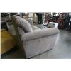 Image 6 : UPHOLSTERED LOVESEAT