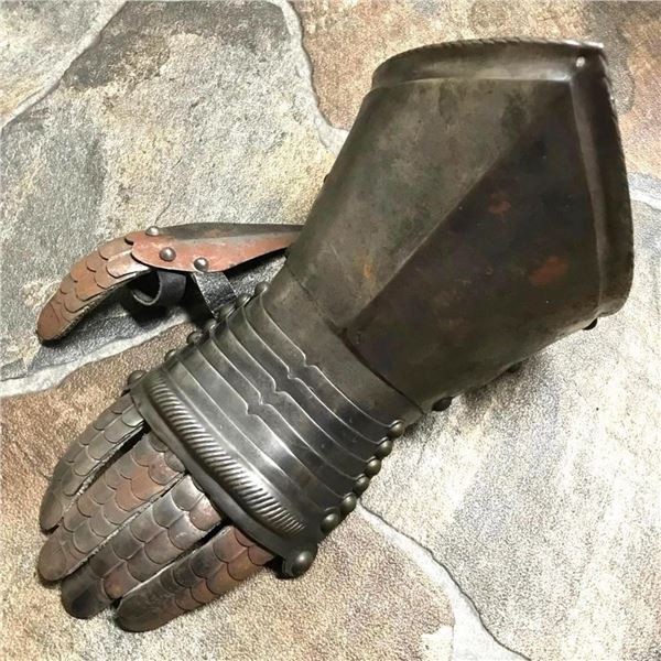 Victorian Era Knight's Gauntlet, Display Armor