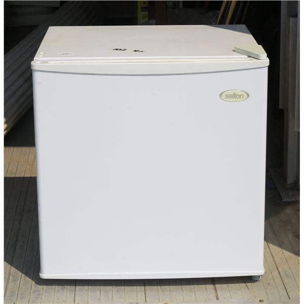 Mini Fridge 18"×18.5"×17.5"