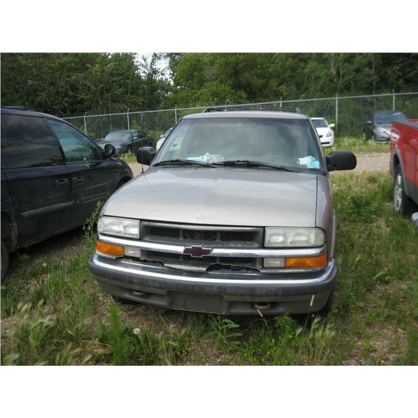 2001 CHEVY BLAZER GREY 1GNCT18W11K104321 (HAS KEYS)