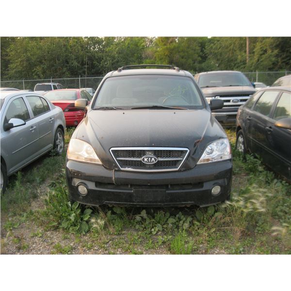 2004 KIA SORENTO BLACK KNDJC733845228007 (HAS KEYS)