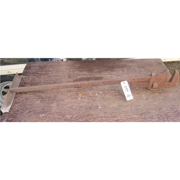 Pipe Wrench With 47" Handle