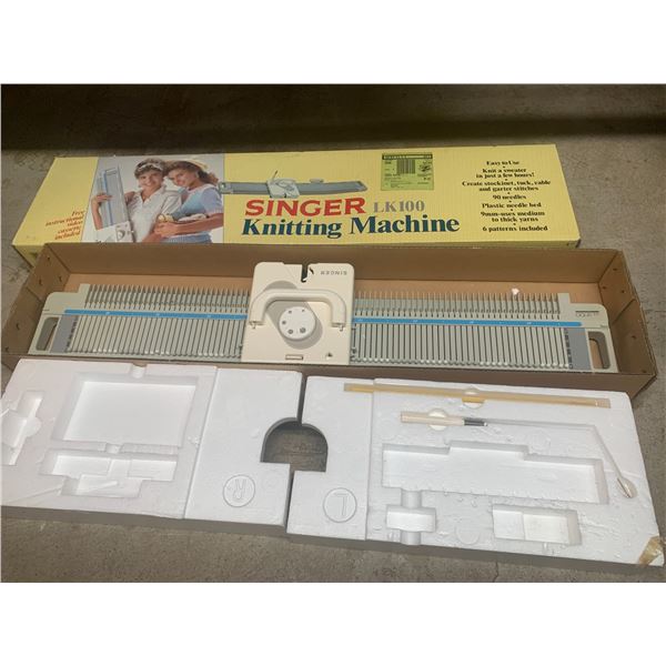 VINTAGE SINGER KNITTING MACHINE