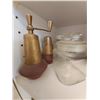 Image 9 : 4 shelves glassware, decor items A
