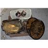 Image 1 : LOT OF SERVING TRAYS - QUEEN & SILVER PLATE