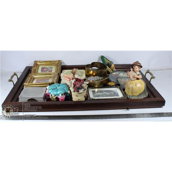 TRAY OF ESTATE COLLECTIBLES - INCLUDES 2 KNICK