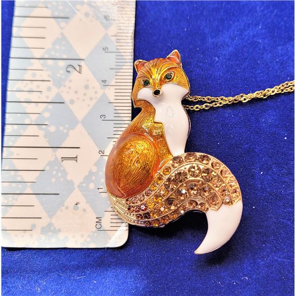 18)  WHITE AND GOLD TONE ENAMEL FOX BROOCH/
