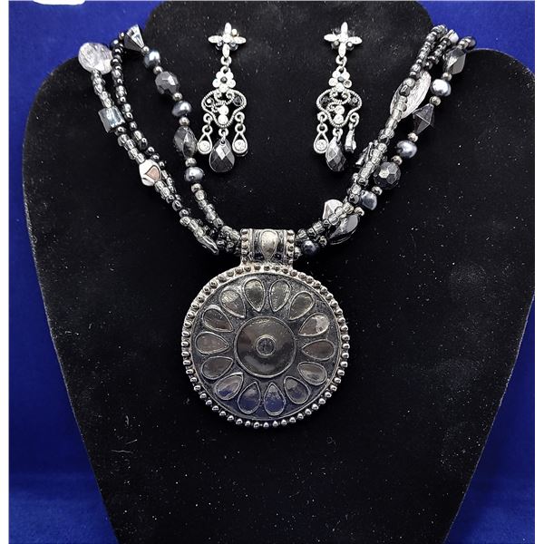 12)  BLACK TRIPLE STRAND WITH CLEAR CRYSTAL