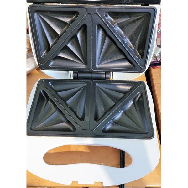 20)  SALTON PANNI/SANDWICH/WAFFLE MAKER