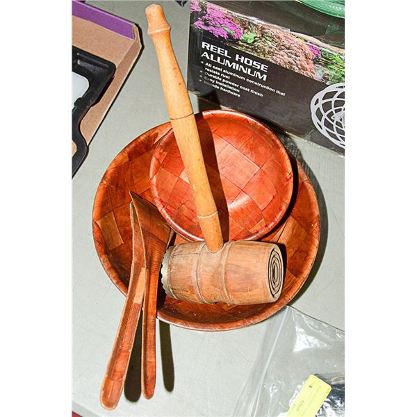 WOODEN KITCHEN ITEMS 6 SMALL BOWLS, 1 LARGE BOWL